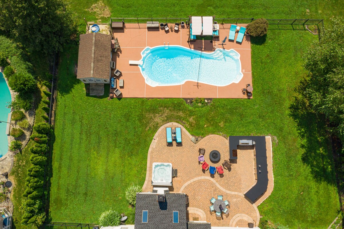 Upscale outdoor and home entertaining. Pool/Grill