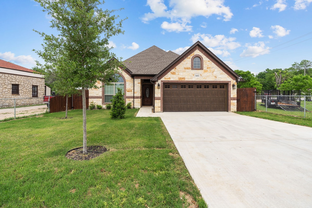 DWF 4BR Home, 7 minutes from Stockyards District