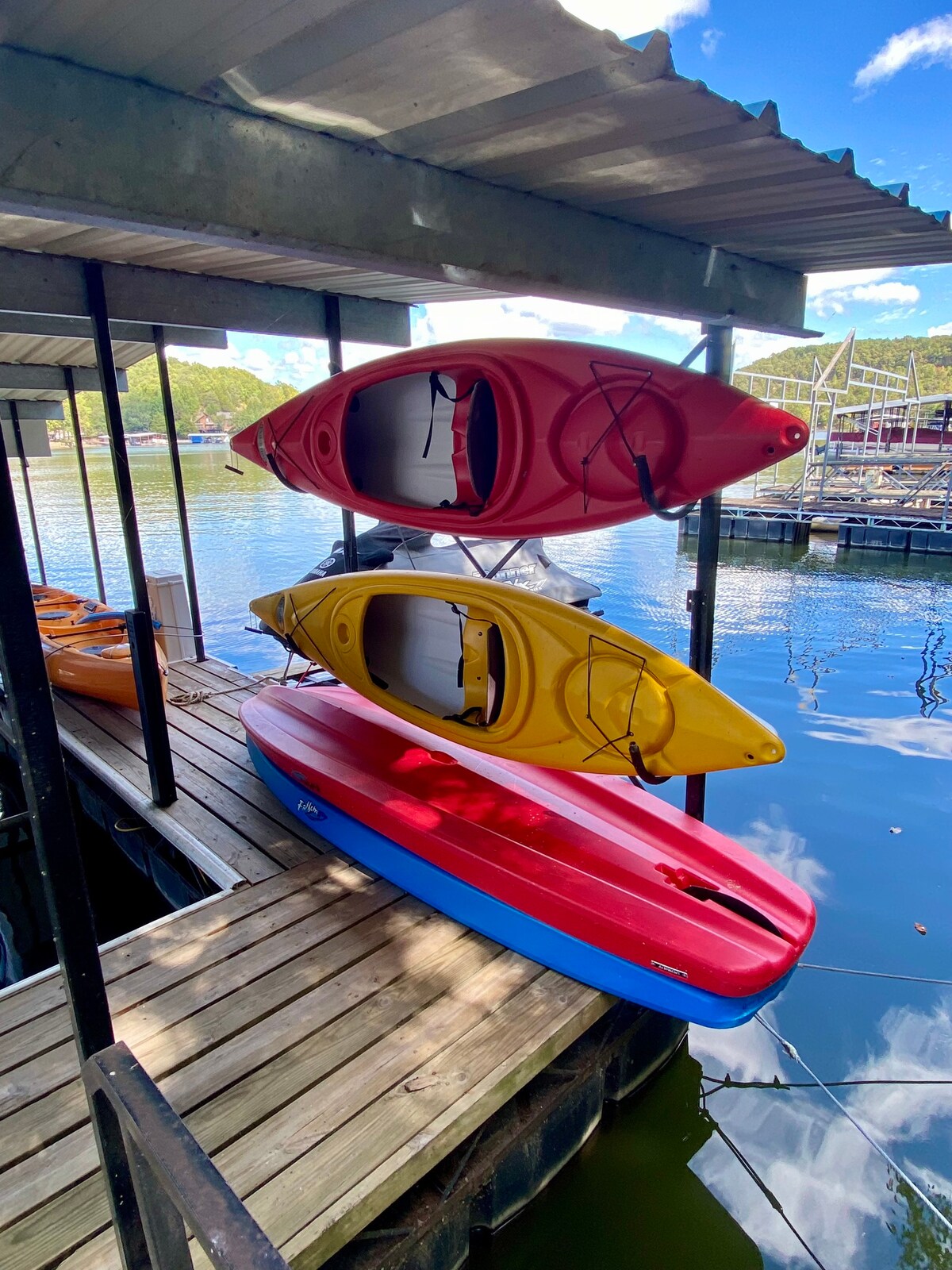 The Treehouse - Lakefront, Dock, Kayaks, SUPs