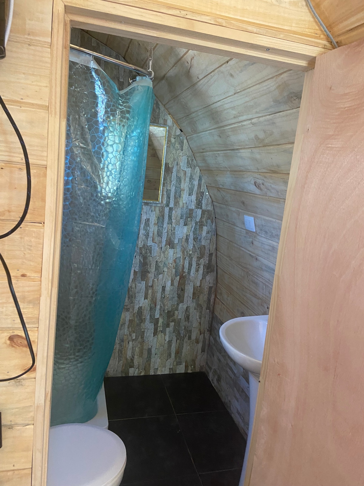 带木质浴缸的Ciprés小木屋（ Tinny House ）