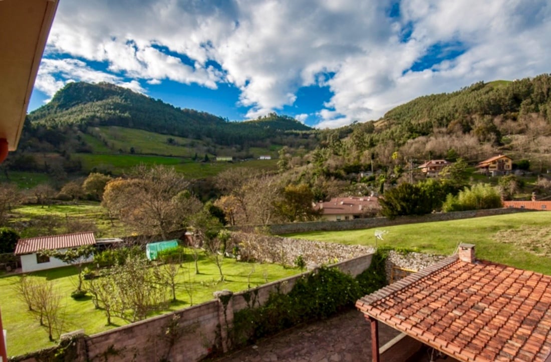 Preciosa casa rural con jardín, montañas y río