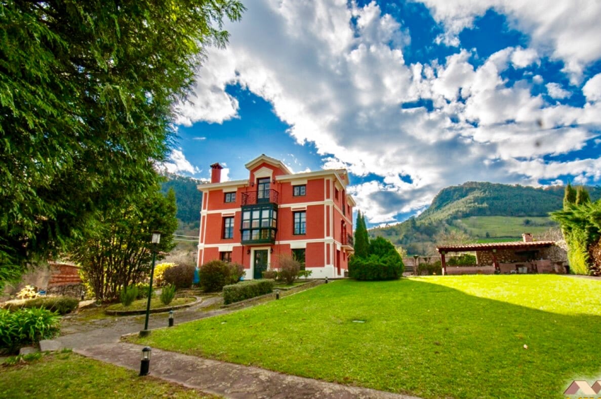 Preciosa casa rural con jardín, montañas y río