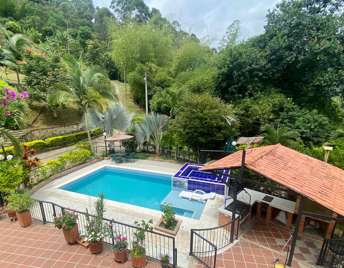 Casa de campo con ambiente familiar, ideal para descansar y divertirse a 40 minutos de Bogota