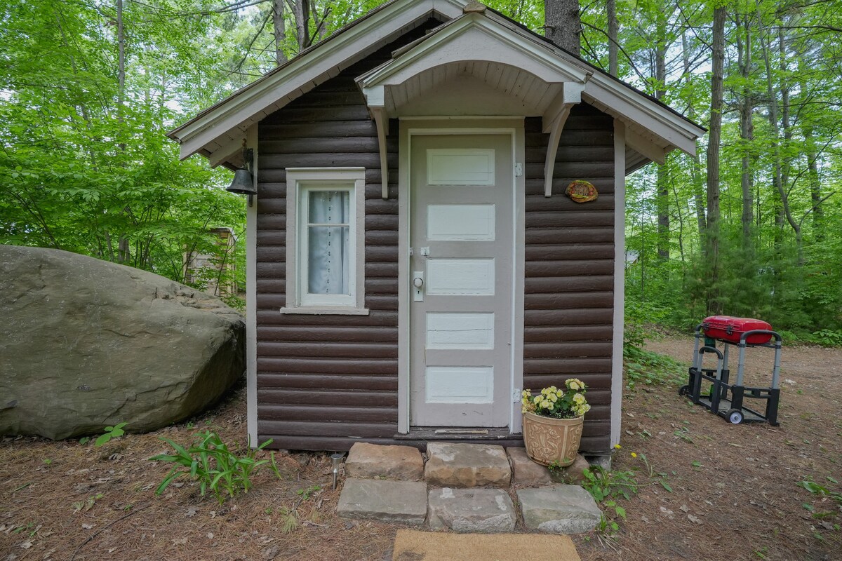 小木质度假屋（ Little Wooded Retreat ）和早餐！