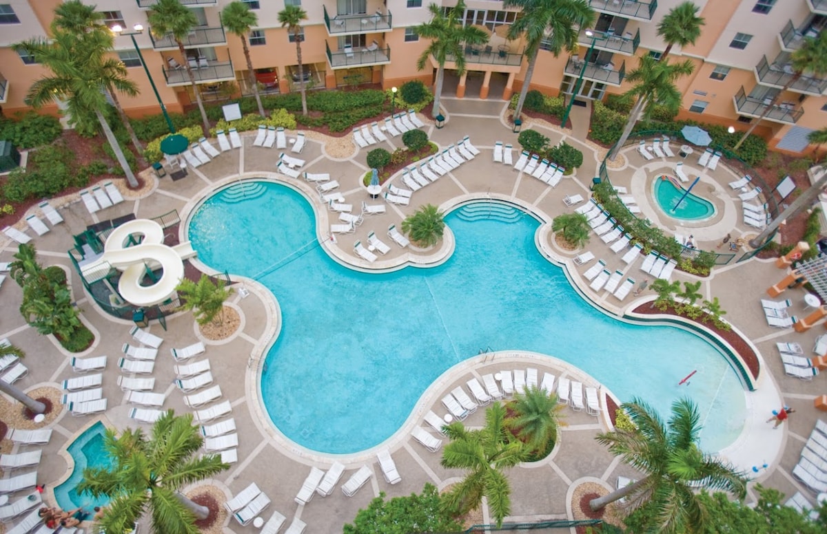 Resort-style 2-BR serviced apt with pool & hot tub
