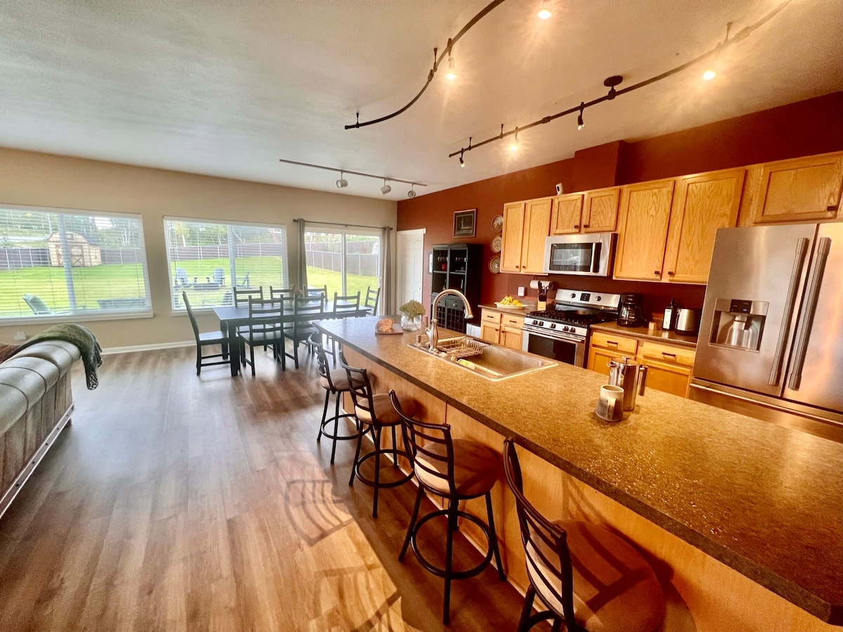 Spacious Home, Steps from Fishing the Kenai River