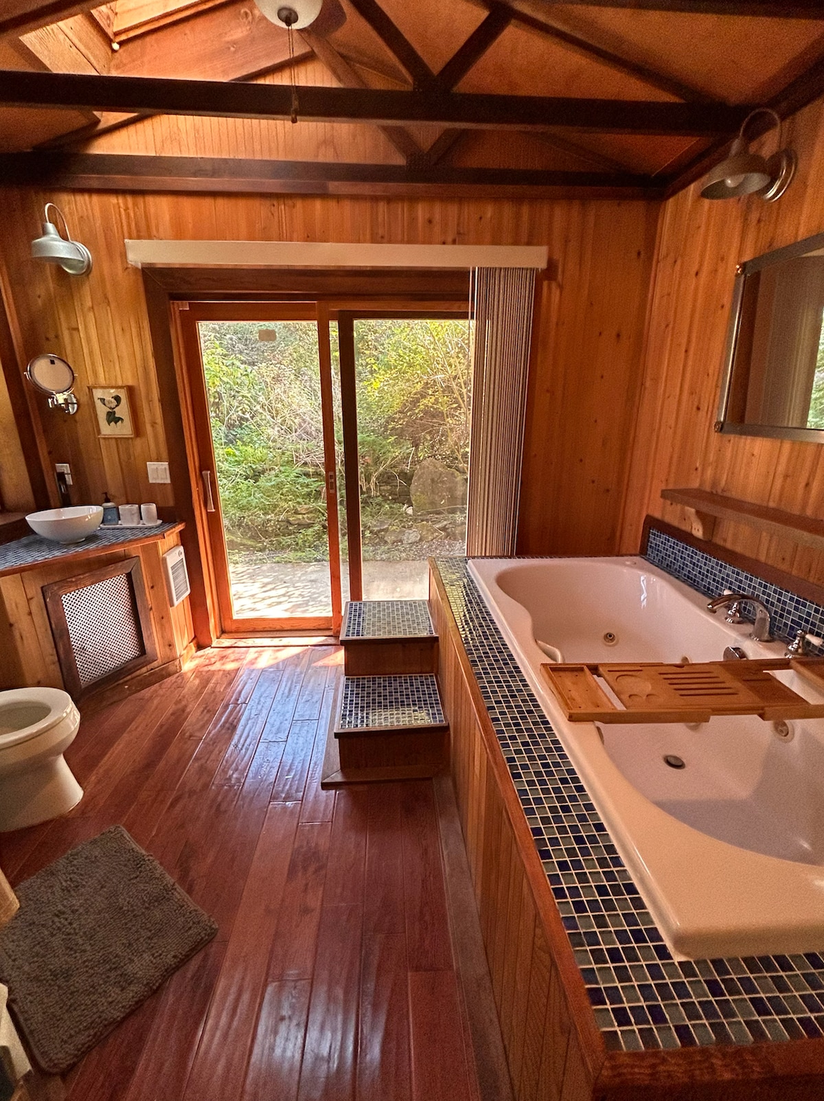 2间舒适的小木屋-热水浴缸、火坑，距离市区5分钟