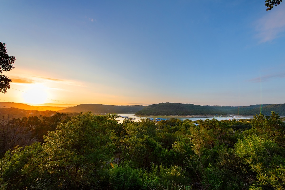 现代山乡村住宅，欣赏迷人的湖景