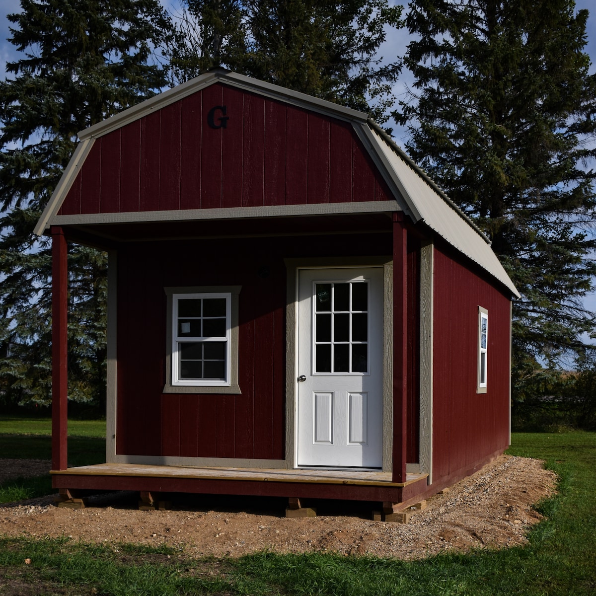 带双层床的红色谷仓式小屋