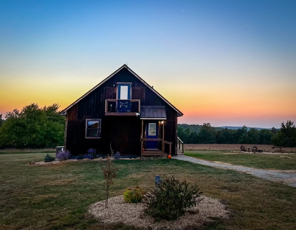 Steve 's Place at Legend Rock- Rustic Country Cabin