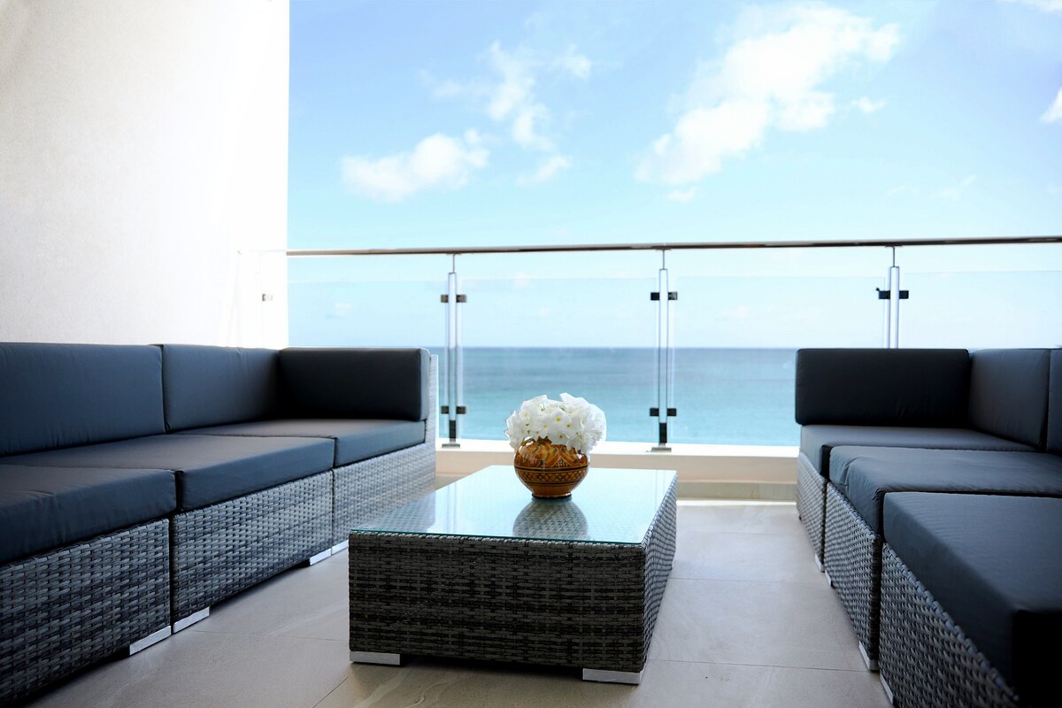 Beachfront 3 BDR penthouse top floor amazing view