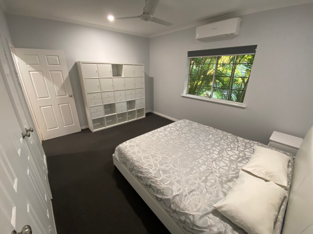 3间卧室，配备舒适的床和宁静的花园