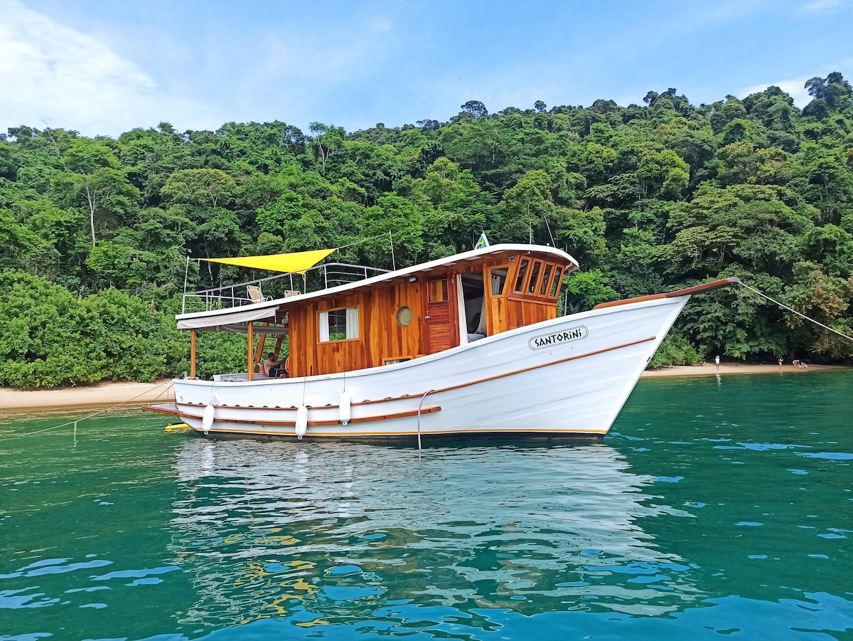 Charmoso Barco para Charter e Hospedagem em Paraty