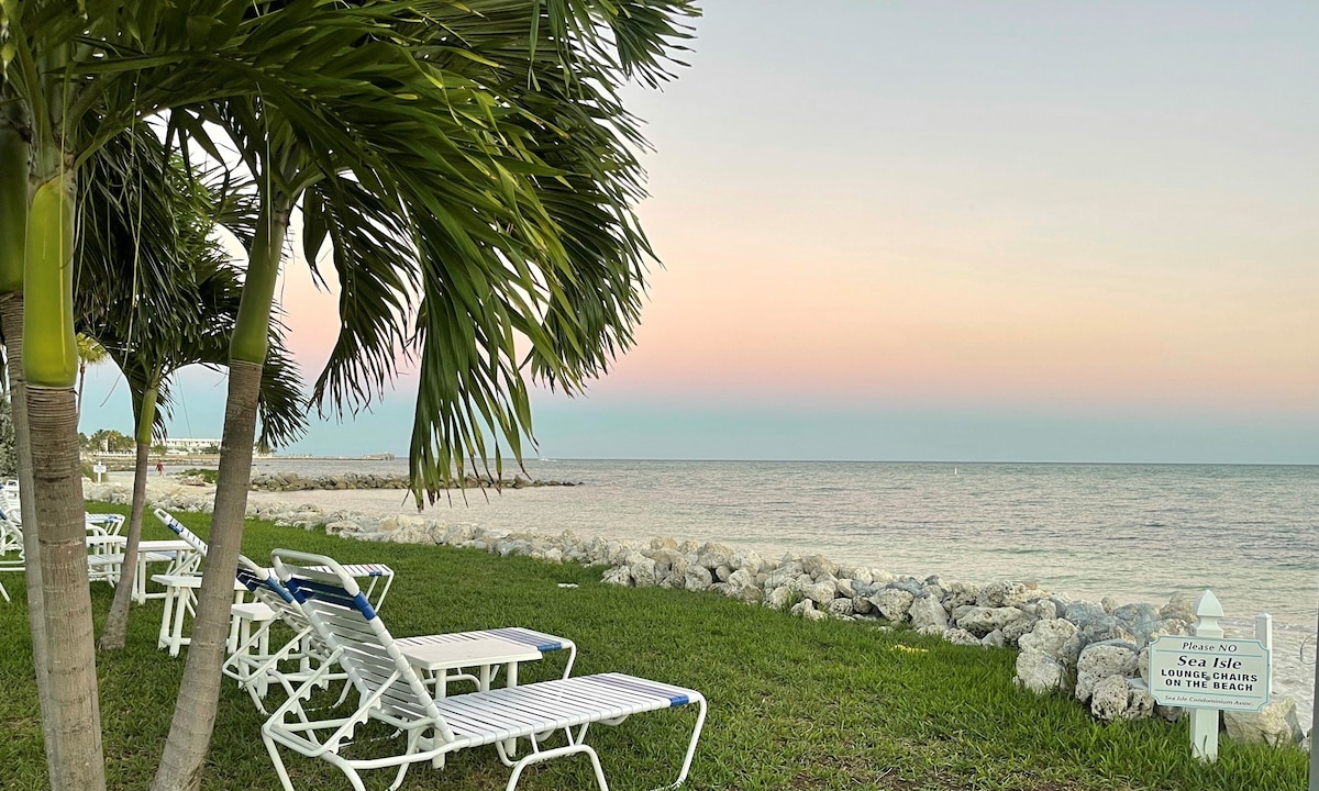 Sea-Esta Condo beach and pool