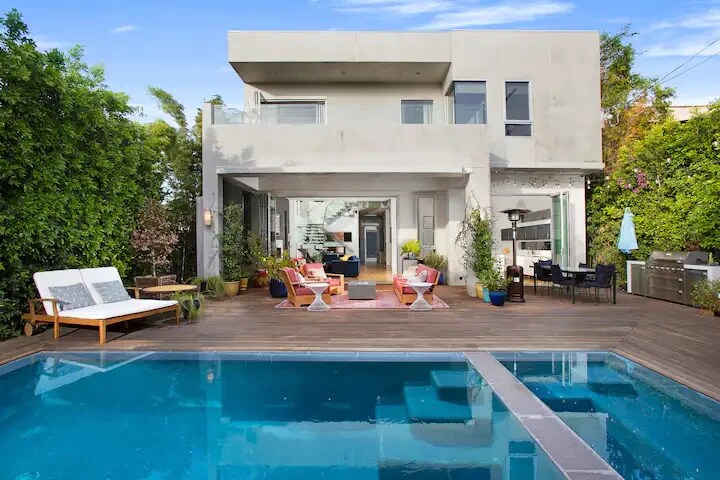 Modern Luxury - Stunning Villa in the Heart of LA