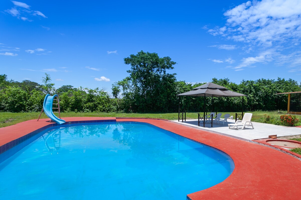 Casa de vacaciones con piscina y lago privado