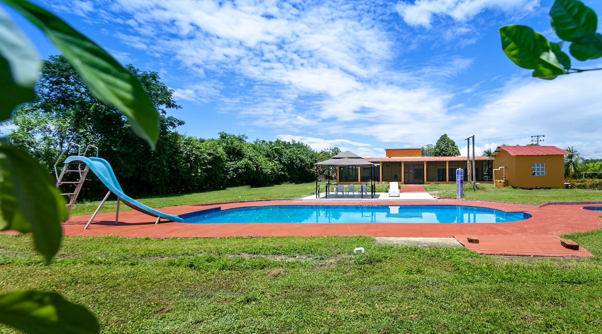 Casa de vacaciones con piscina y lago privado