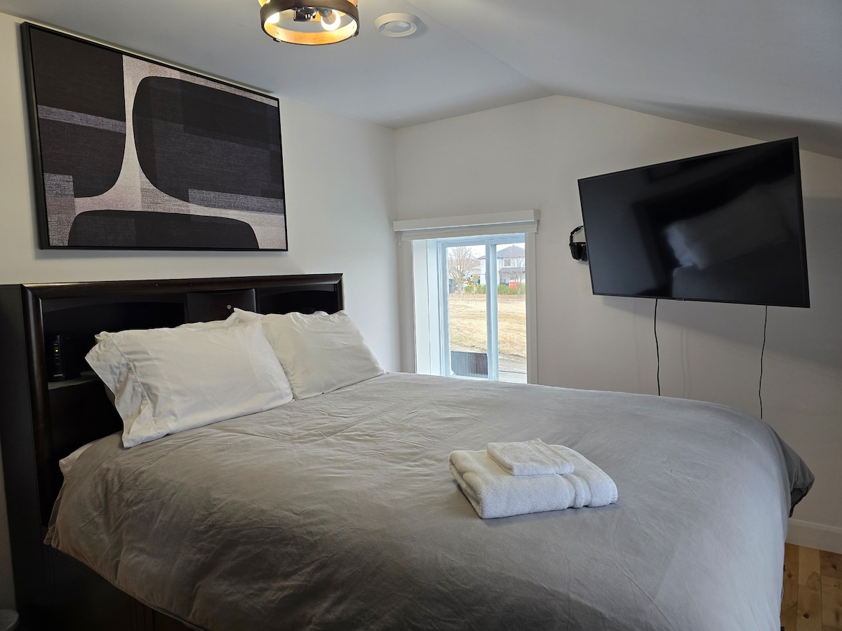 卧室位于舒适且设备齐全的房屋内