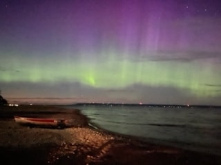 从苏必利尔湖（ Lake Superior ）后面坐落在北小木屋