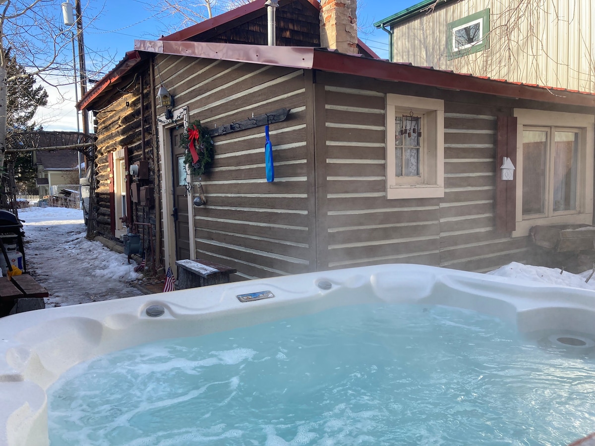 位于蒙大拿州红色小屋的小木屋，配备热水浴缸