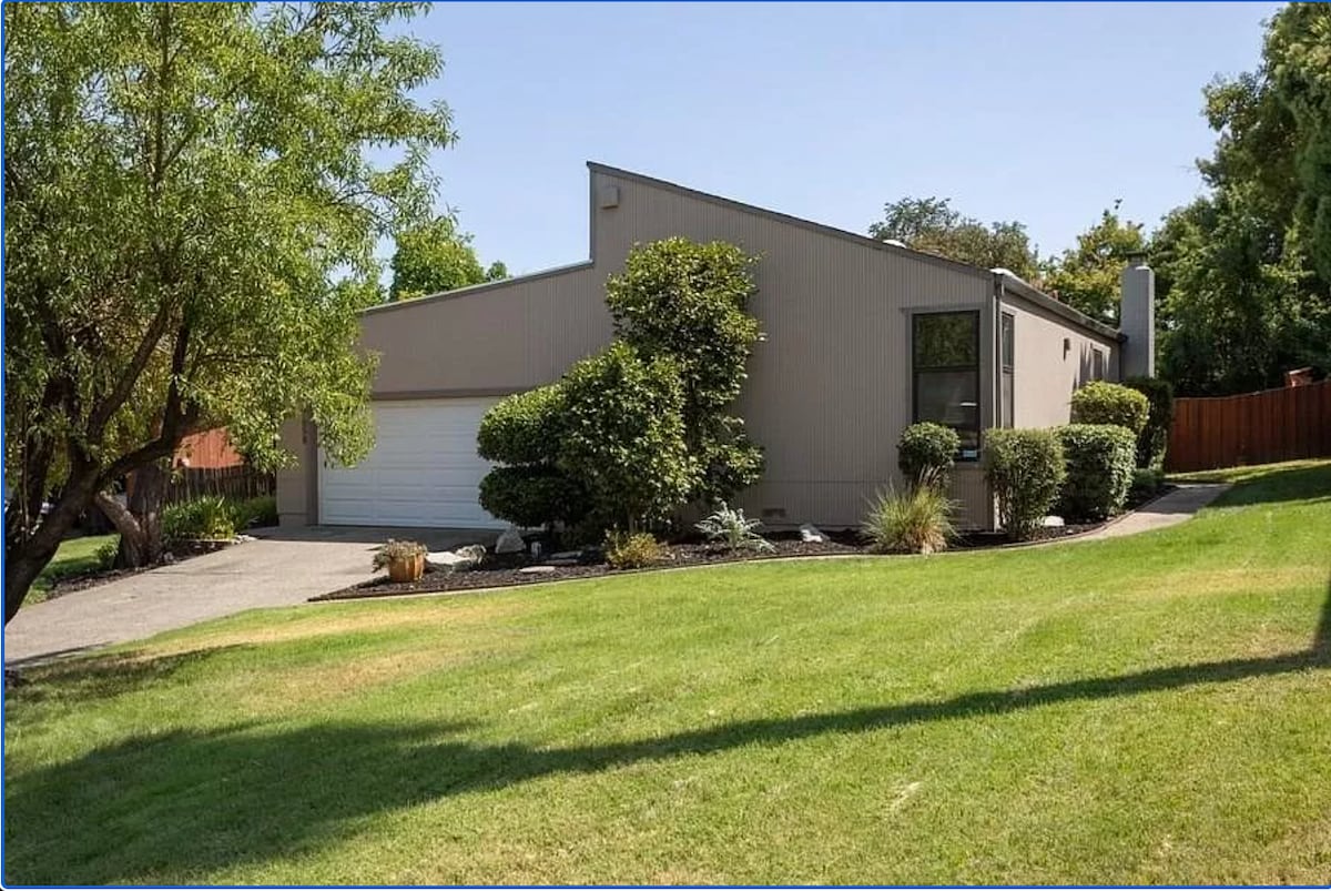 MidCentury Modern Home with Beautiful Backyard!