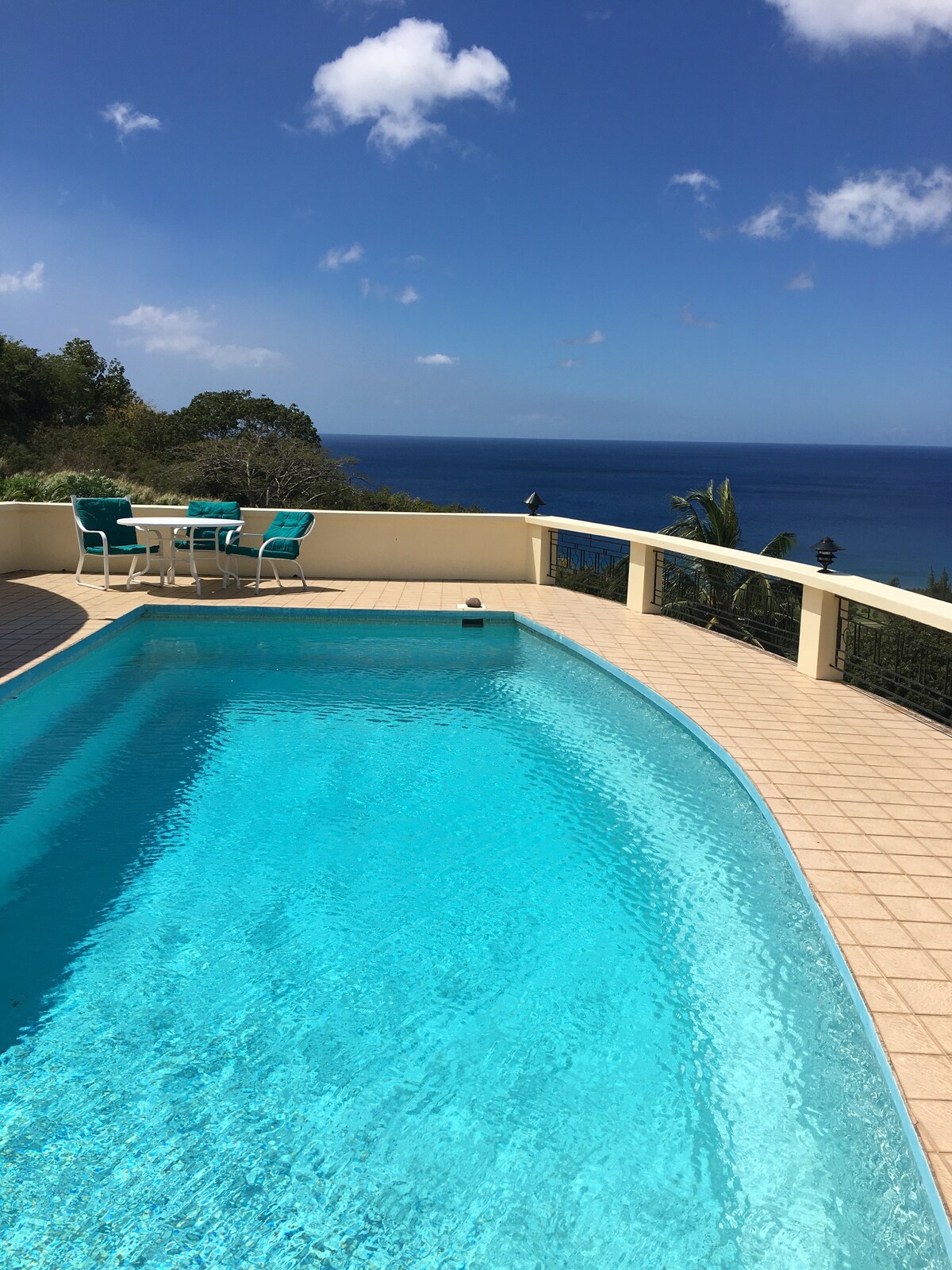 Stunning 4-bedroom Villa overlooking the sea