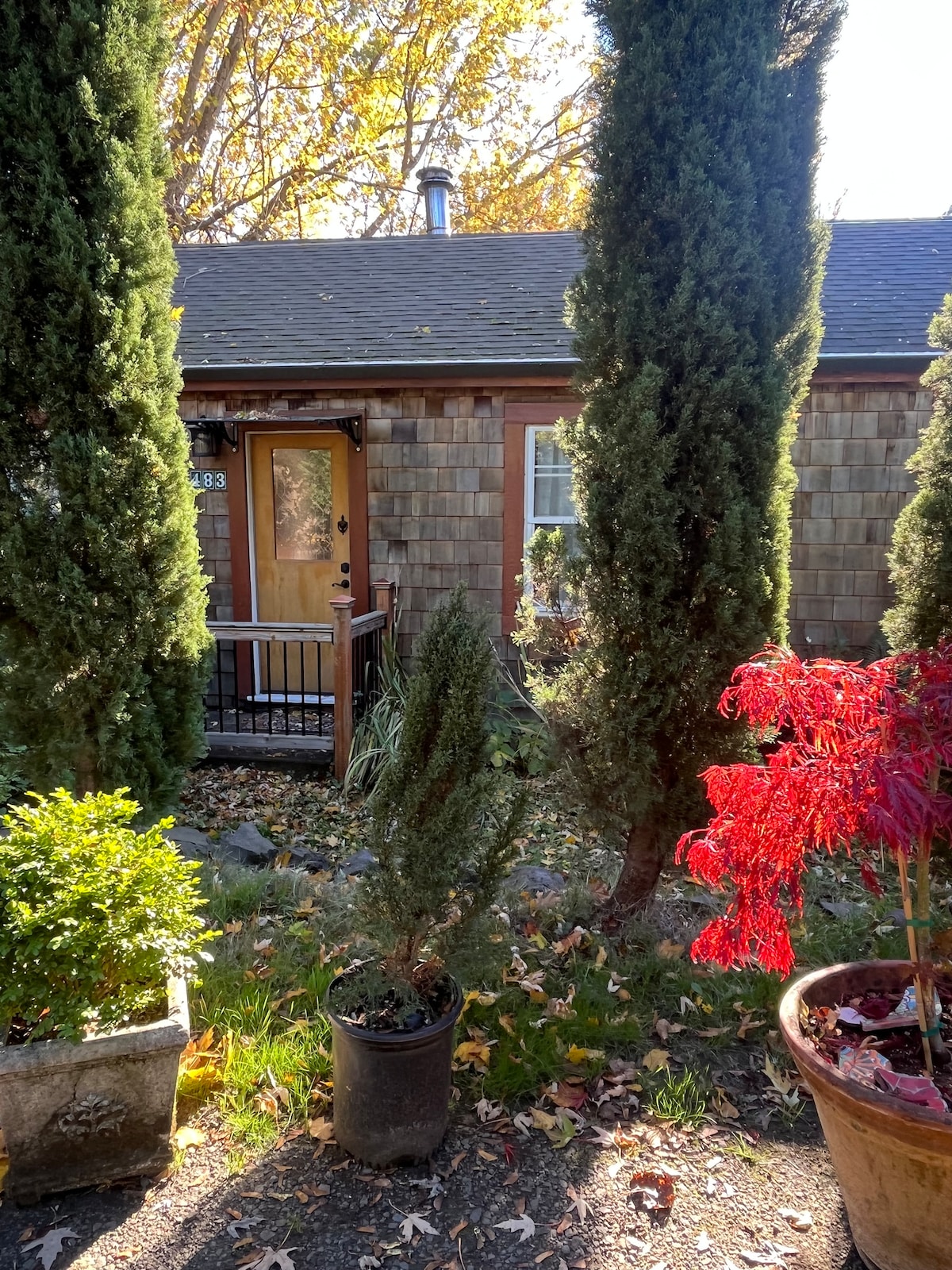 温暖的雪松小屋绿洲，配备热水浴缸