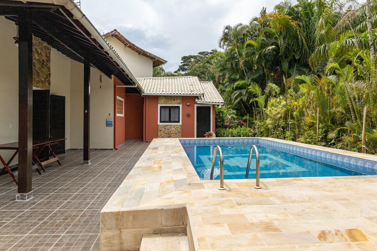 Casa agradável com piscina à 200 metros da praia