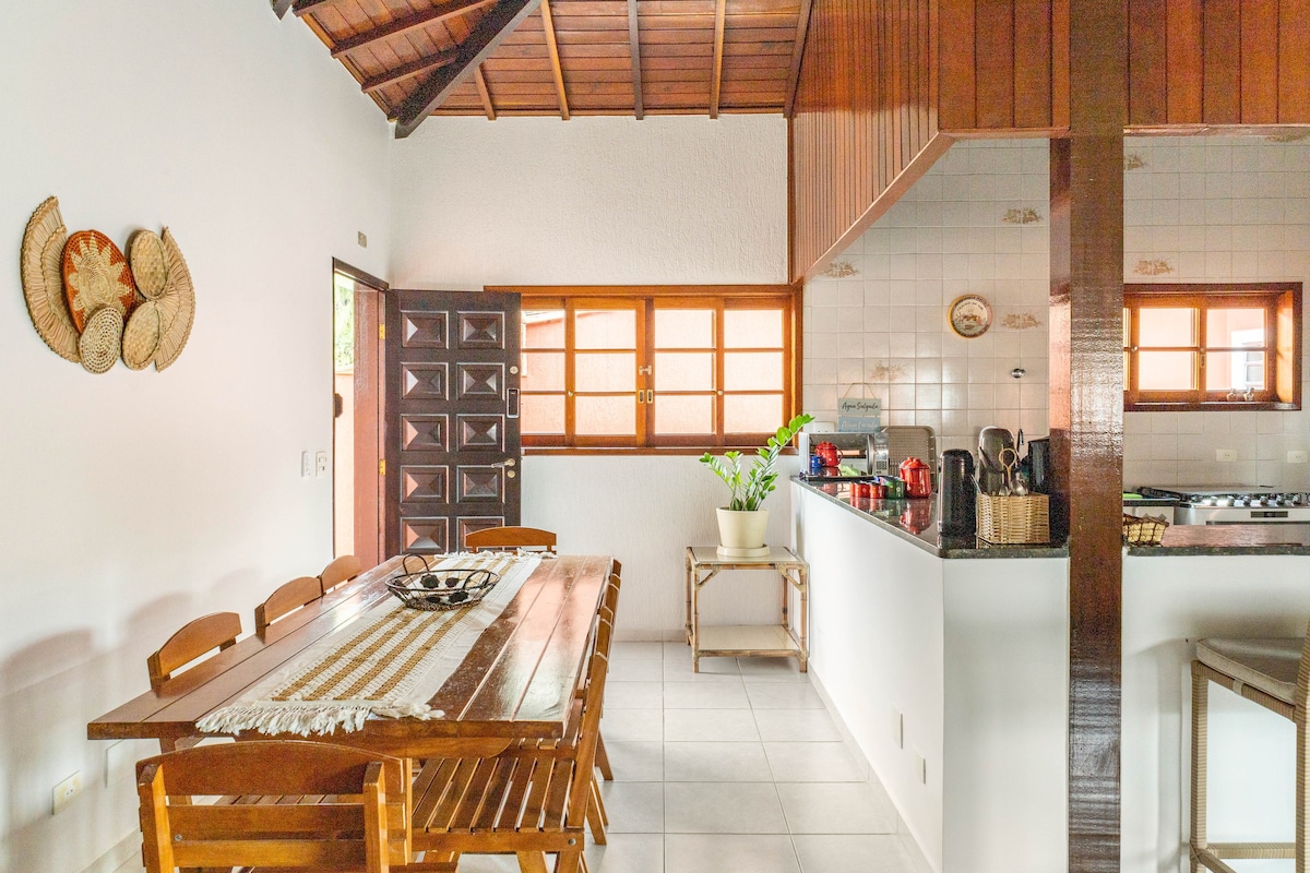 Casa agradável com piscina à 200 metros da praia