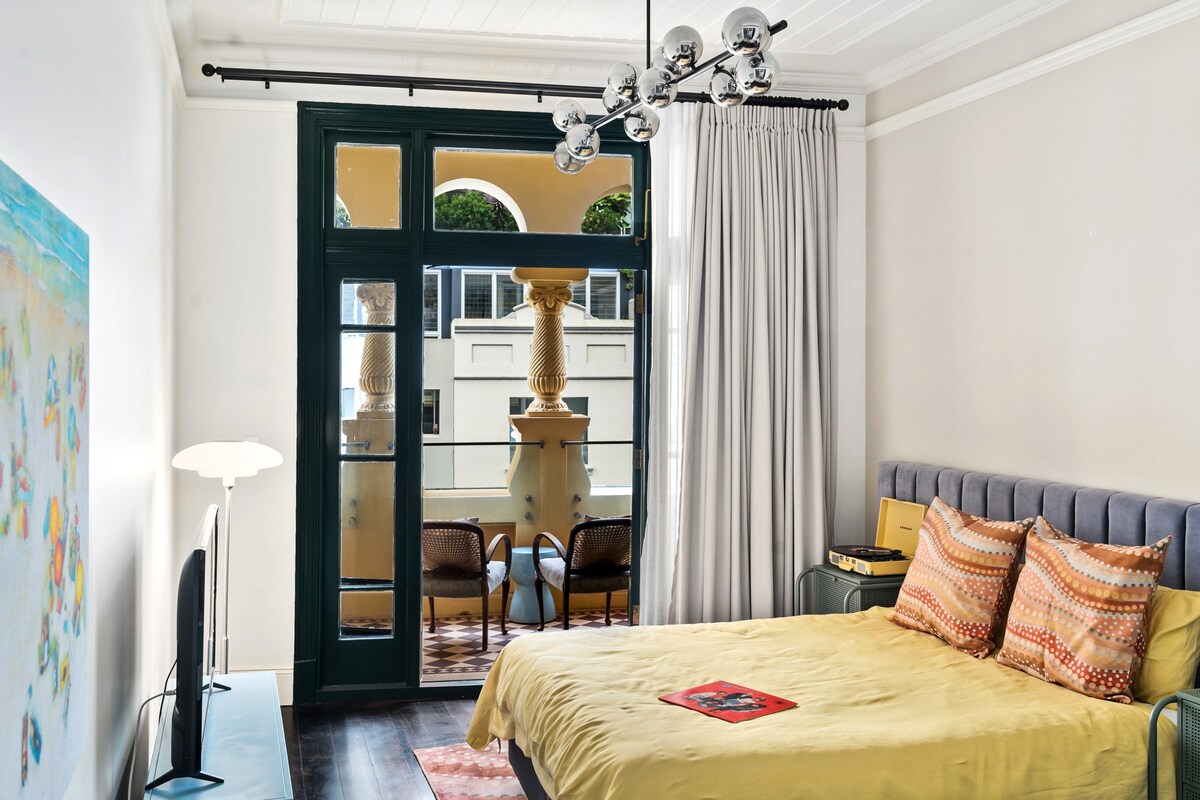 The Cockatoo Suite - Luxury Heritage with Balcony