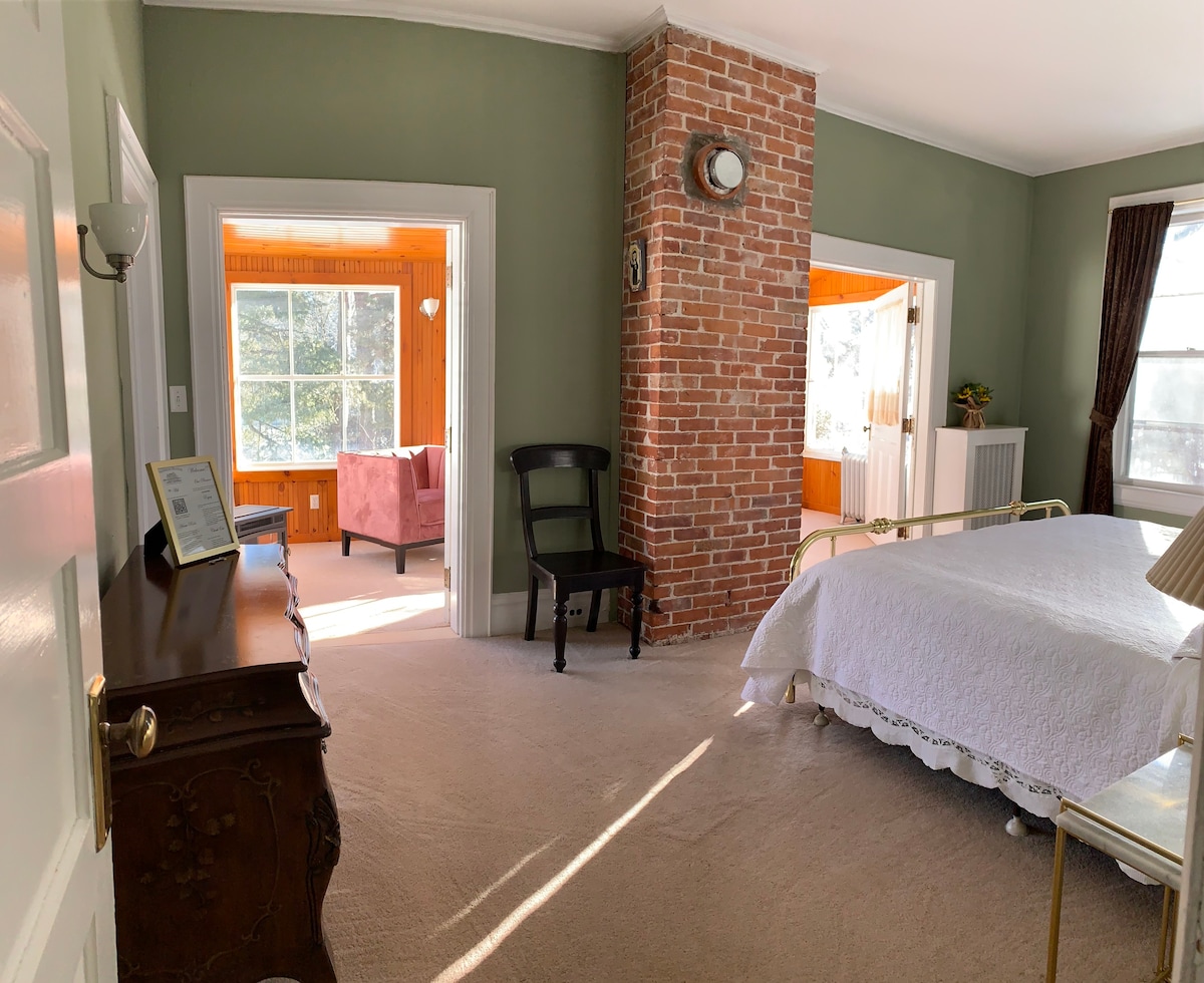 Franklin Manor - King Suite with Private Porch