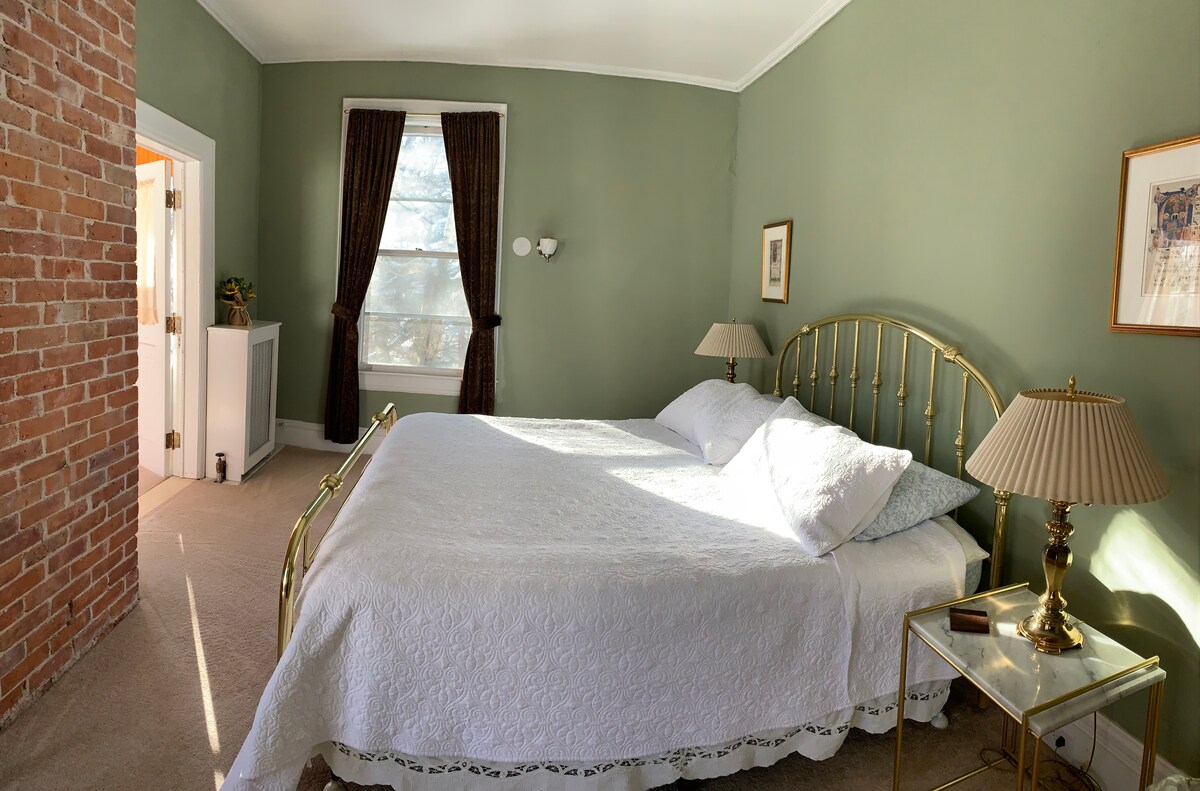 Franklin Manor - King Suite with Private Porch