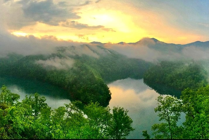 Tiny Tuck -丰塔纳湖（ Fontana Lake ）和GSMNP的迷人景色