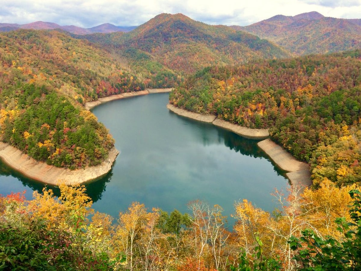 Tiny Tuck -丰塔纳湖（ Fontana Lake ）和GSMNP的迷人景色