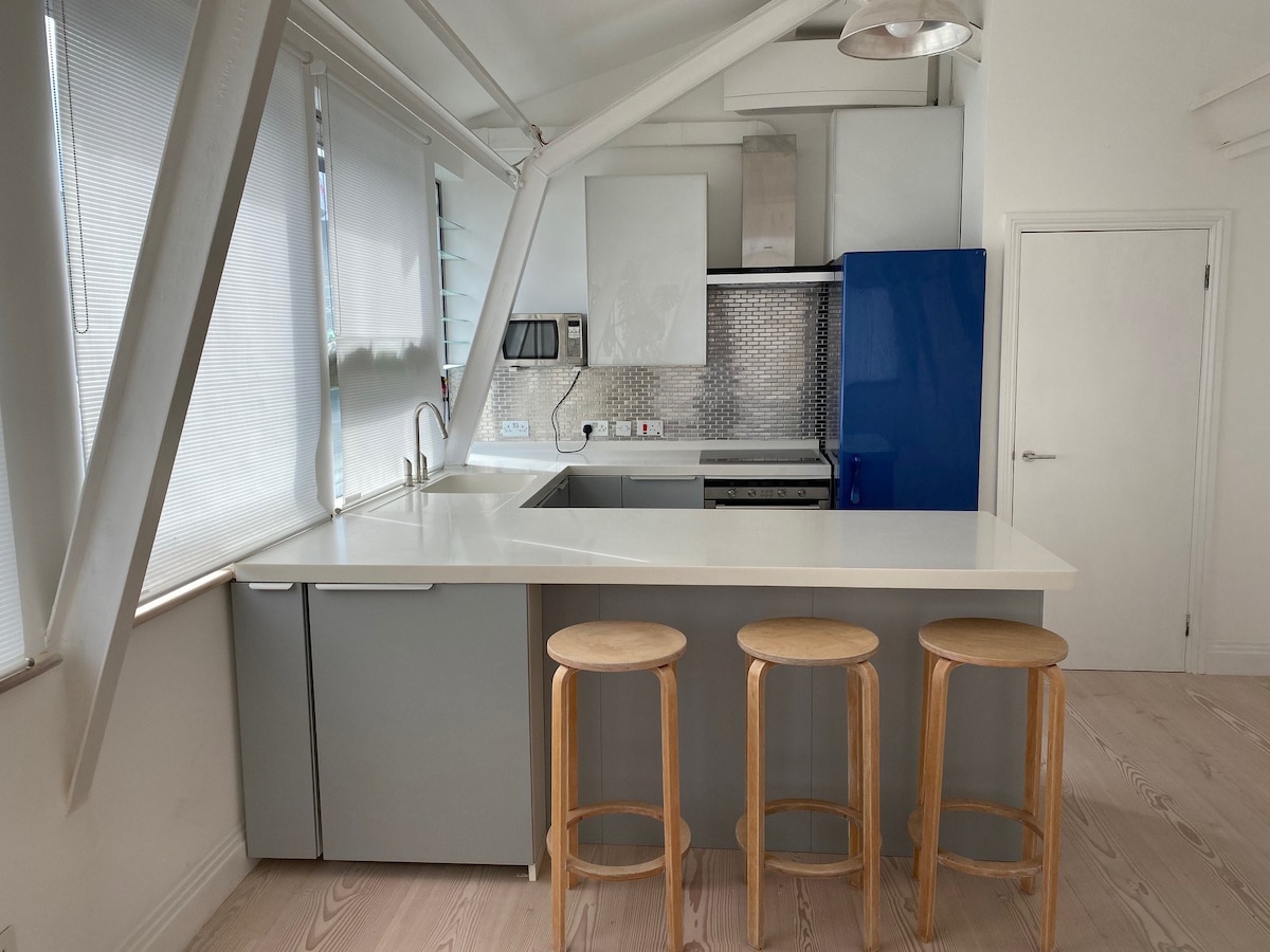 Spotless 2 bed 100M2 penthouse in heart Shoreditch