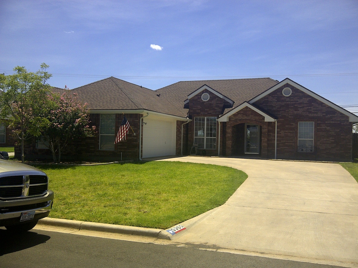 Relaxing 3-bedroom home with a beautiful backyard.