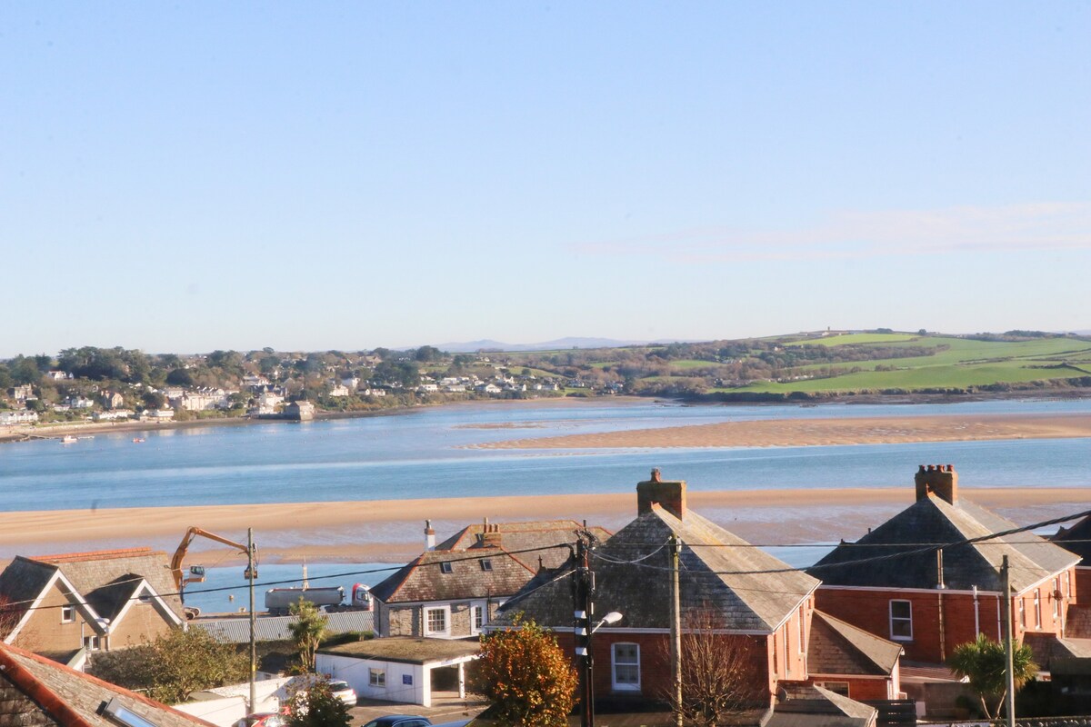 Estuary views, 4 bedroomed family holiday home.