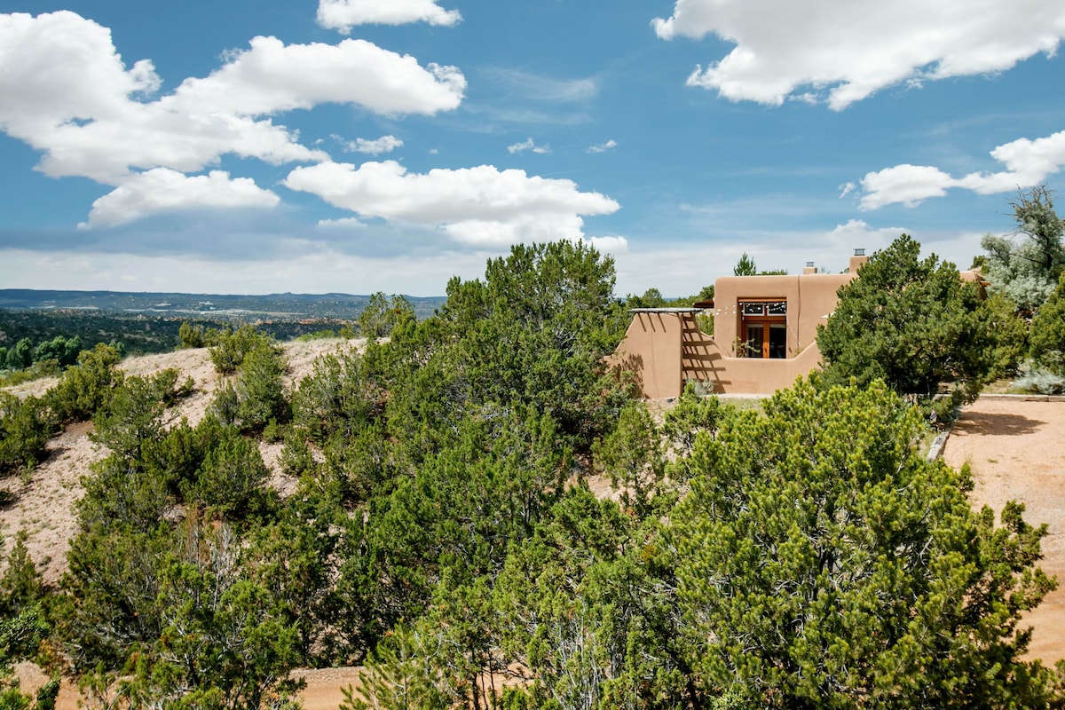 Tesuque Adobe ，欣赏开放山景和山谷景观