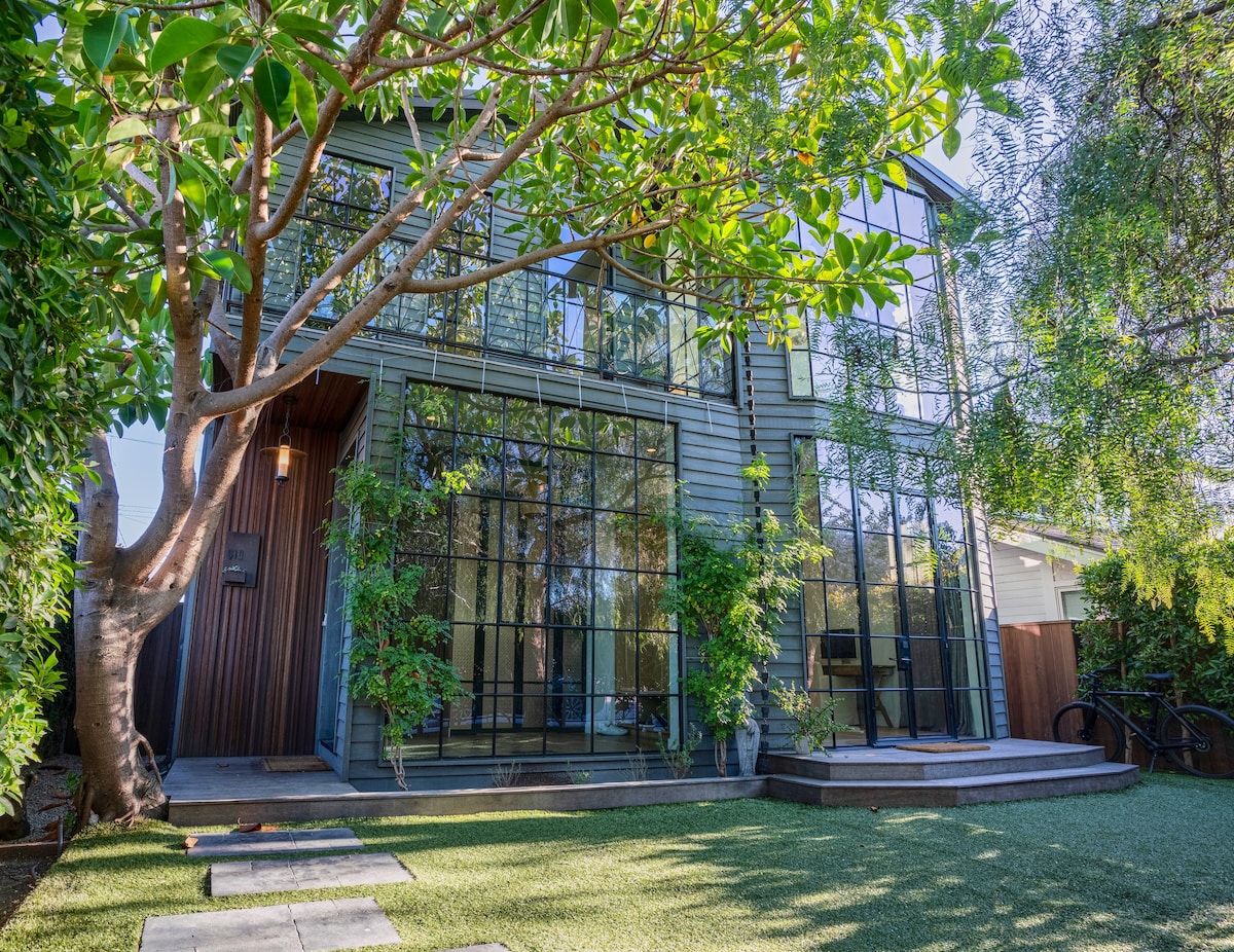 Designer family home in Venice Beach