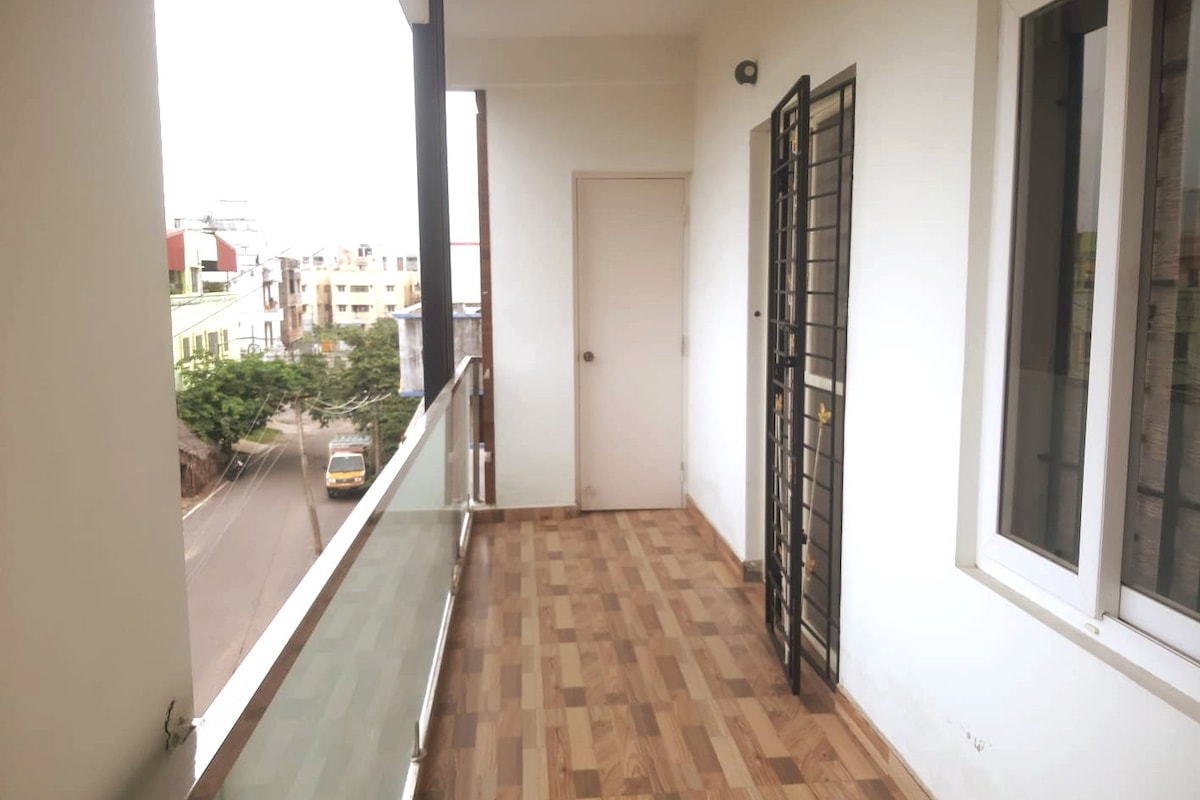 Compact 2 BHK apartment- Relax in rooftop Jacuzzi!