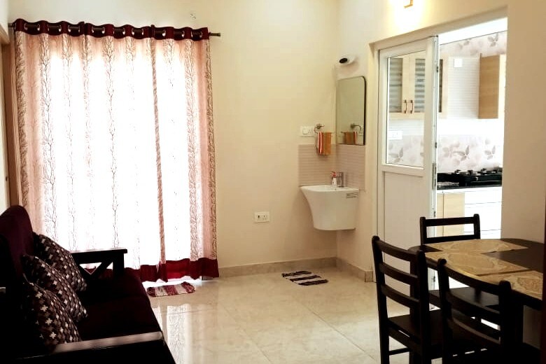 Compact 2 BHK apartment- Relax in rooftop Jacuzzi!