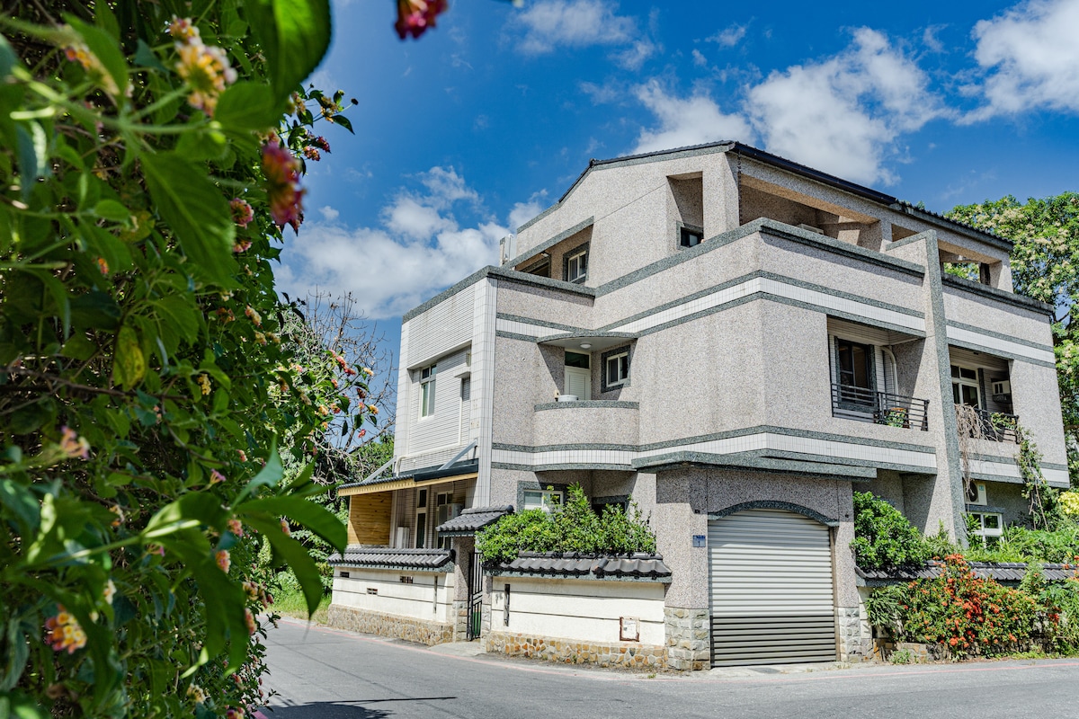 花蓮市郊樓中樓雙人套房-附鄉村景大陽台