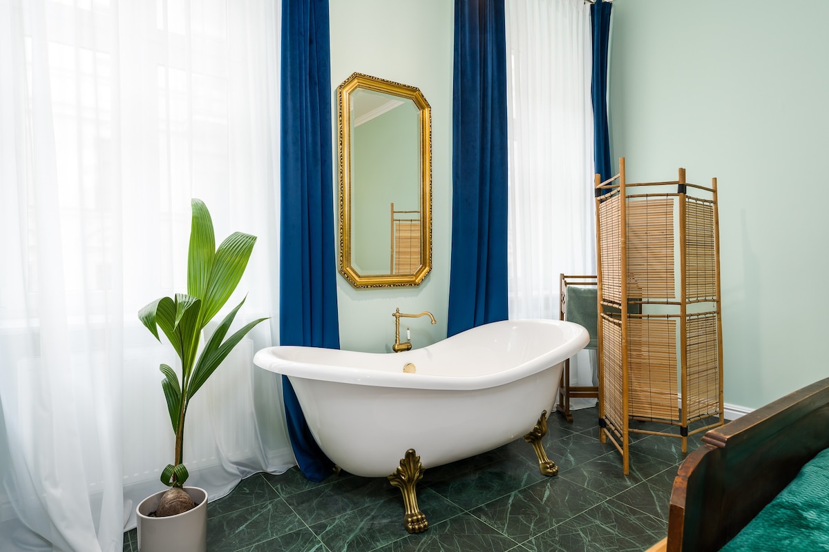 Central with a Bathtub - discount for long stays