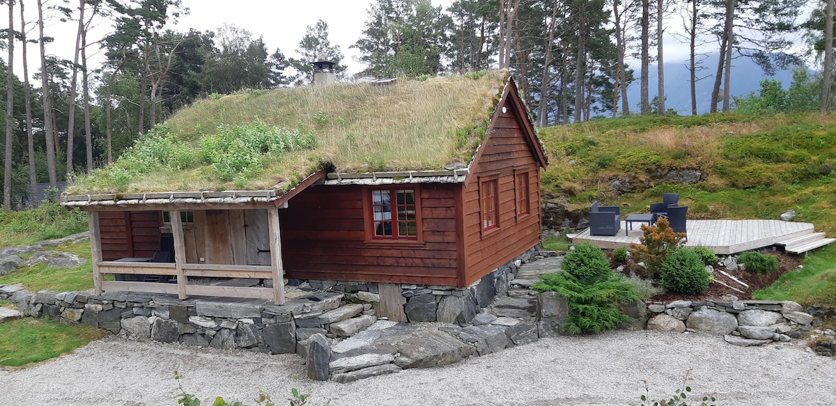 Særpreget tømmerhytte med fjordutsikt