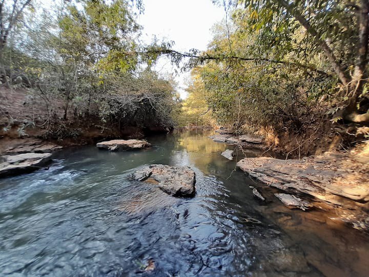 Lindo Sítio com rio e corredeira natural