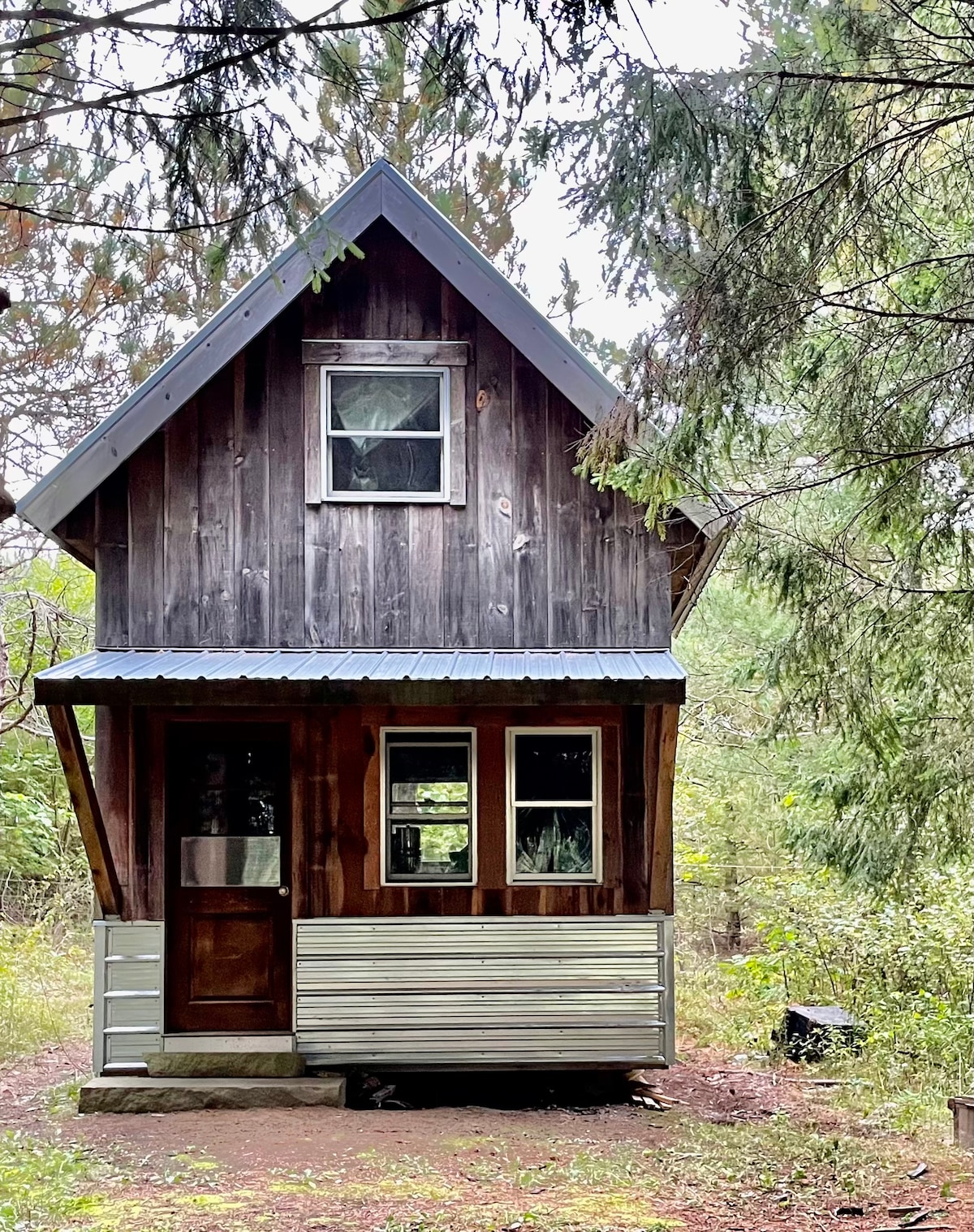 小型有机农场上温馨的乡村小屋