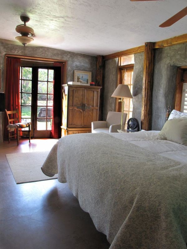 Charming 2 bedroom cottage, sleeps 4