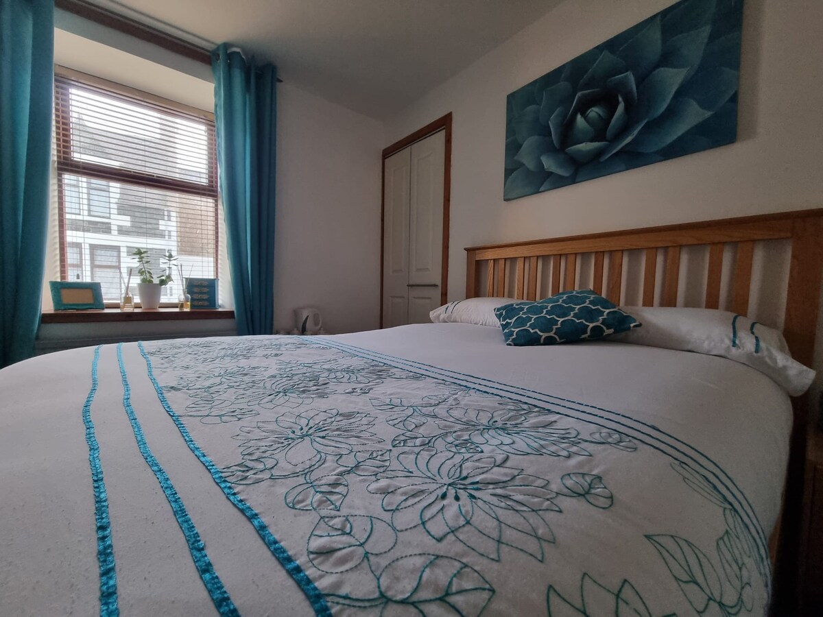 Teal room. Double bedroom