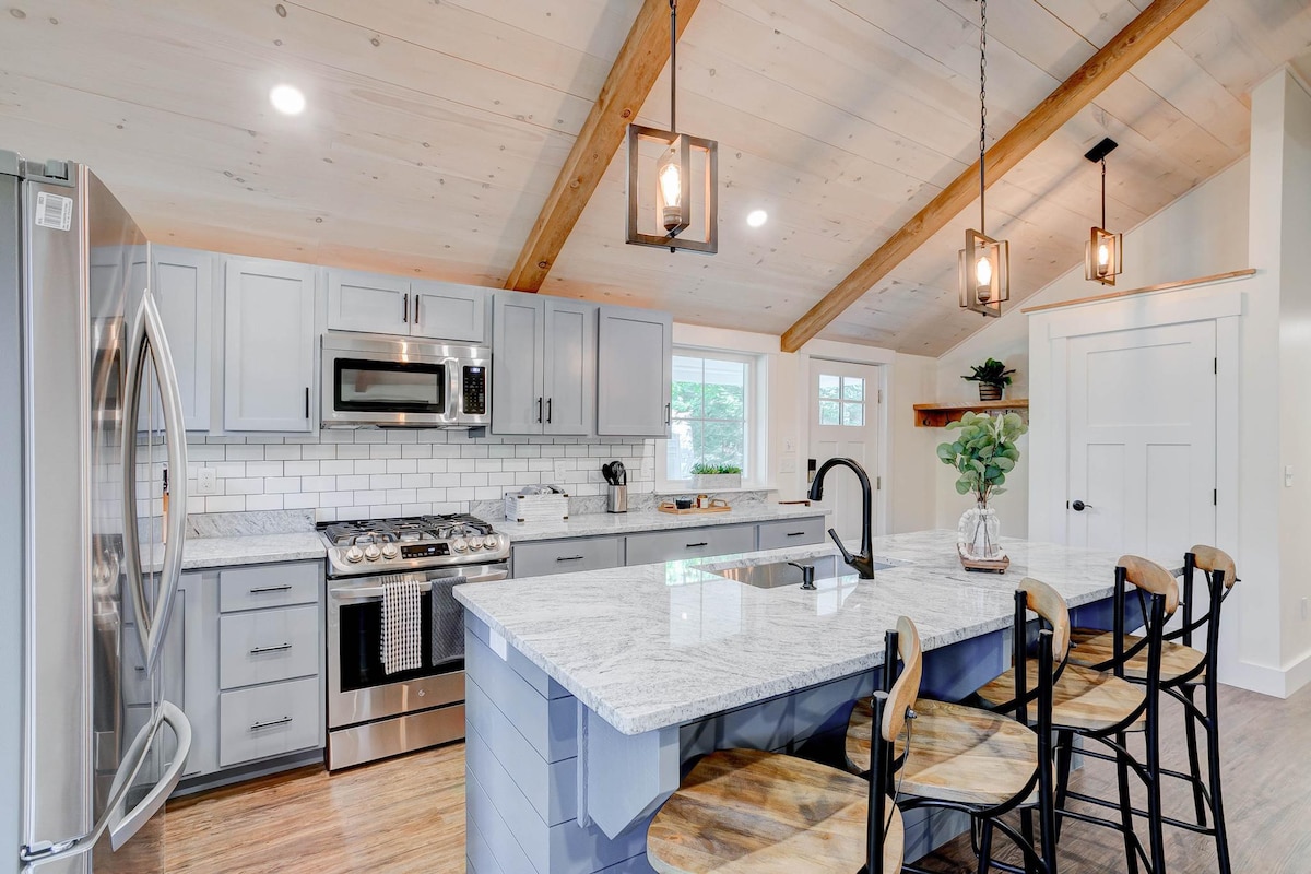 Saco River Farmhouse, Waterfront Getaway in Conway
