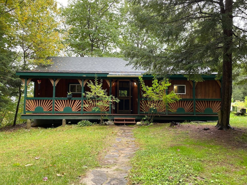 舒适的双卧室小屋，位于安静的停车场